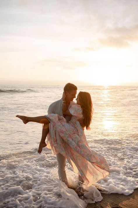 Beach Wedding Shoot Photo Ideas, Selkie Dress Photoshoot, Couples Beach Poses, Pre Wedding Beach Photoshoot, Hawaii Couple Pictures, Couple Beach Photoshoot, Beach Couple Photoshoot, Golden Hour Couple, Wedding Pictures Beach