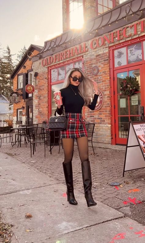 Plaid Mini Skirt Outfit, Kerina Wang, Mini Skirt Outfit Winter, Mini Skirts Fashion, Winter Skirts, Winter Skirt Outfit, Miniskirt Outfits, Winter Skirt, Plaid Mini Skirt