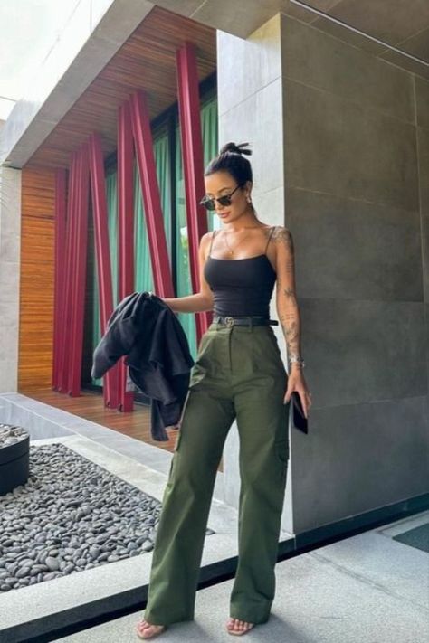 Outfit Minimalista, Elegante Casual, Looks Street Style, Green Pants, Looks Chic, Looks Style, Outfits Casuales, Cute Casual Outfits, Look Fashion