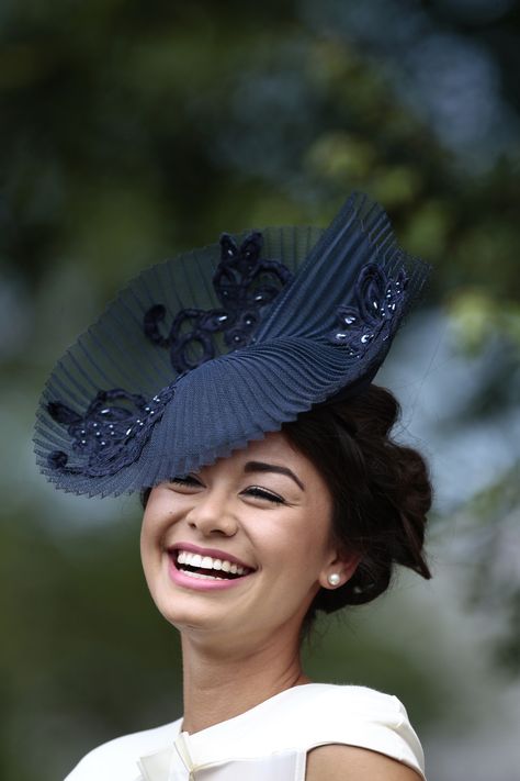 Fashion Darley Irish Oaks Day The Curragh Photo Patrick McCann 20.07.2013. #Fashion #hats #style #horseracing #Ireland Crinoline Hats, Fascinator Hats Outfit, African Head Dress, Kentucky Derby Style, Oaks Day, Fascinator Hats Diy, Fascinator Hats Wedding, Hats Style, Classy Hats