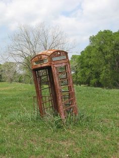 Apocalypse Landscape, Abandoned City, Apocalypse Aesthetic, Urban Nature, Phone Booth, Abandoned Buildings, Back To Nature, Post Apocalyptic, End Of The World