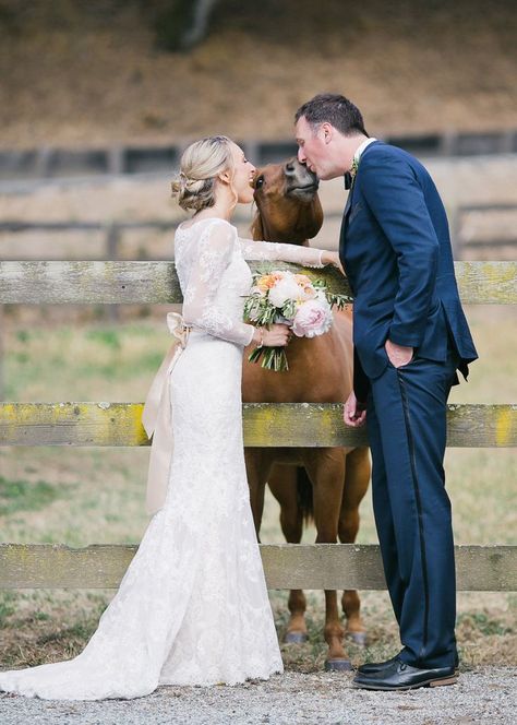 Horse Wedding Photos, Country Wedding Pictures, Mode Country, Elegant Outdoor Wedding, Equestrian Wedding, Country Wedding Photos, Cowgirl Wedding, Horse Wedding, Groom Pictures