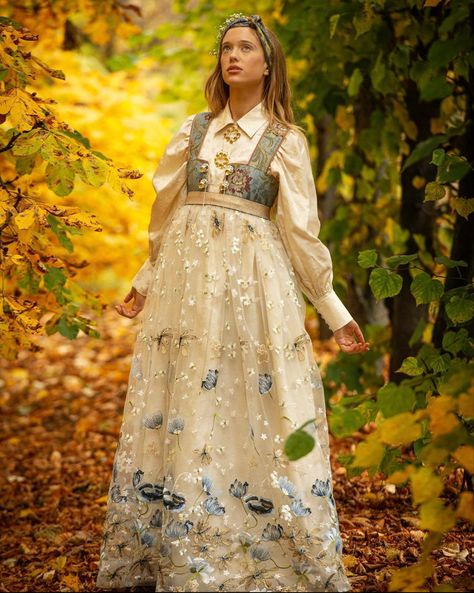 Nordic Traditional Clothing, Scandinavian Traditional Clothing, France Traditional Dress, Bunad Dress, Festdrakt Dame, Fantasy Peasant, Norwegian Dress, Outfits Scandinavian, Swedish Dress