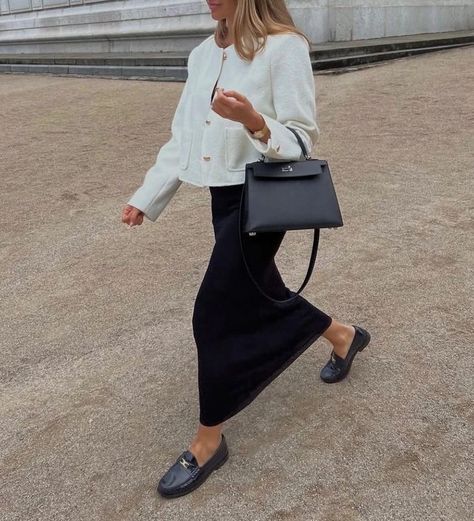 #ootd #elegant #styleguide #parisianstyle #outfitinspo Loafer Outfits, Chique Outfit, Look Adidas, Estilo Indie, Pencil Skirt Outfits, Skandinavian Fashion, Corporate Outfits, Looks Street Style, Chic Outfit