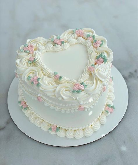 Bridgeton Cake, Bridgeton Party, Bridgerton Cake, Bolo Vintage, Cake Cute, Coquette Vibes, Heart Shaped Cake, Vintage Birthday Cakes, Cake Simple