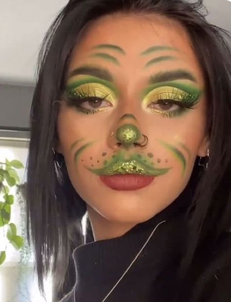 Grinch Costume Makeup, The Grinch Eye Makeup, The Grinch Makeup Ideas, Christmas’s Makeup, Pretty Grinch Makeup, Grinch Makeup Simple, Grinch Themed Makeup, Grinch Eyeshadow Looks, Glam Grinch Makeup