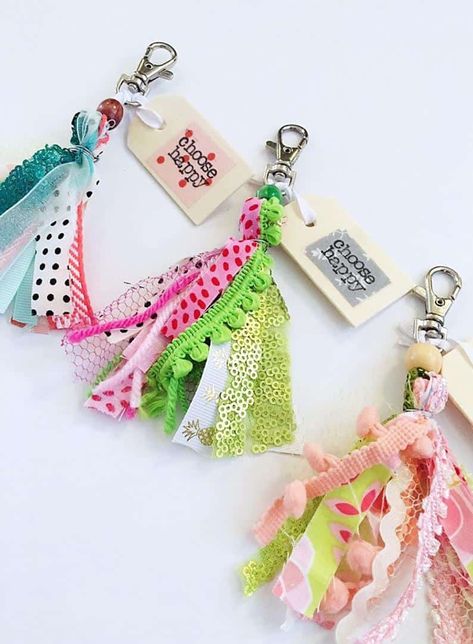 17 Brilliant Ideas for Upcycling your Scrap Fabric - Upcycle My Stuff Handmade Keychains Diy, Tassen Hanger, Keychains Diy, Tassel Crafts, Scrap Fabric Crafts, Scrap Fabric Projects, Handmade Keychains, Fabric Bunting, Scrap Fabric