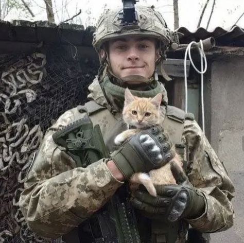 Men With Cats, Military Aesthetic, Army Humor, Hot Army Men, Army Pics, A Soldier, Army Men, Masked Man, Military Gear