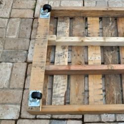 Make a rolling pallet storage cart by adding wheels to a free pallet!  Perfect storage solution for a garage, basement, or storage shed. Garage Home Ideas, Wood Crate Storage, Pallet Garden Box, Shed Storage Solutions, Storage Cart With Drawers, Diy Pallet Decoration, Reclaimed Wood Ideas, Keeping Goats, Pallet Coasters