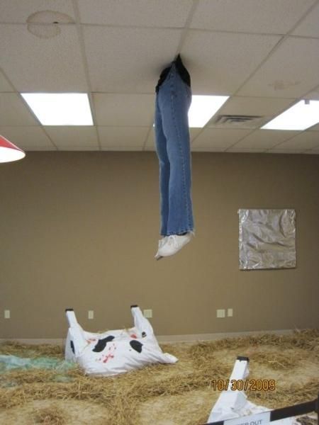 Great for the office Halloween Crafts To Hang From Ceiling, Scary Office Halloween Decorations, School Halloween Decorations Hallway, Workplace Halloween Decorations, Haunted House Room Ideas, Haunted Decorations, Cubicle Halloween Decorations, Halloween Ceiling Decorations, Diy Halloween Party Decorations