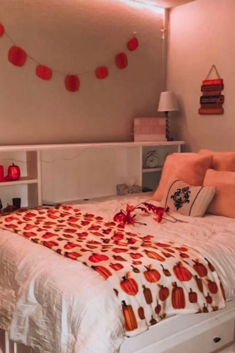 Fall Cozy Room Aesthetic, Preppy Halloween Room Decor, Fall Room Preppy, Preppy Fall Room Ideas, Preppy Fall Bedroom, Cute Fall Bedroom Ideas, Cute Fall Decor For Bedroom, Fall Dorm Room Decor, Preppy Halloween Bedroom