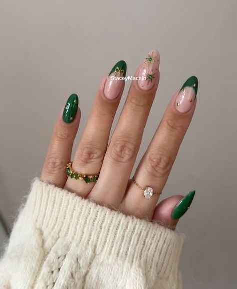 Stacey Machin Nail Artist 🐚 on Instagram: "Green Christmas nails 🌲🌲"