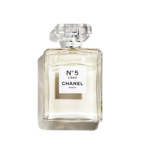 Shop N°5 L'EAU Eau de Toilette Spray - 3.4 FL. OZ. and discover more Fragrances at CHANEL.com. Shop now and enjoy complimentary samples. Koleksi Parfum, Penyimpanan Makeup, Chanel N 5, Chanel No5, Perfume Chanel, Stile Blair Waldorf, Chanel Fragrance, Parfum Chanel, Chanel N° 5