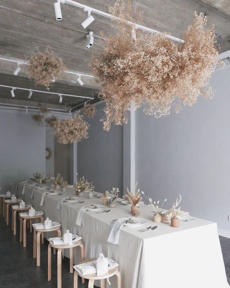 Wabi Sabi Wedding, Lush Diy, Cheap Holiday Decor, Cheap Bedroom Decor, Minimalist Wedding Decor, Cheap Wall Decor, Gathering Table, Home Floral Arrangements, Flower Installation