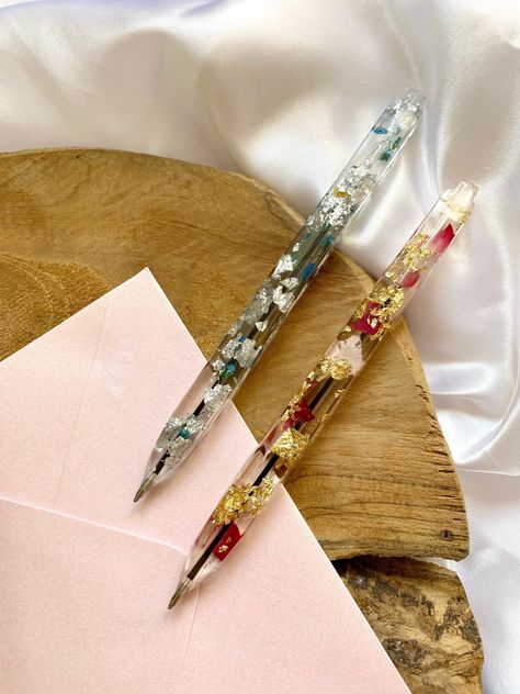 A nice ballpoint pen handmade in epoxy resin. Each pen is encrusted with natural dried flowers and gold leaf. You can thus observe the inlays in transparency and write with a 100% unique and original object! Perfect also to accompany a guest book of a wedding, a baptism or other. It is also a gift idea to offer to the school teacher. Choice of ink: blue, black or red. Several possible models to choose from the drop-down list. Each pen is individually and carefully packaged in a packaging decorat Drawing Accessories, Writing Drawing, Illustration Pen And Ink, Writing Accessories, Ink Drawing Illustration, Heart Wedding, Pen Ink, Ink Pen Drawings, Birth Flowers