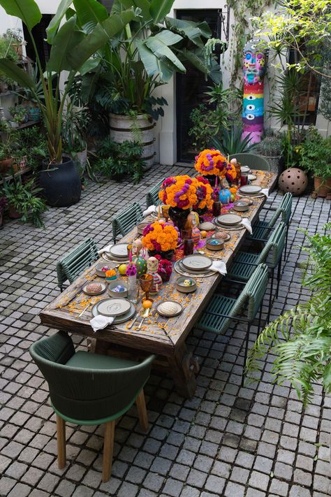 Dia De Los Muertos Party Ideas, The Jungalow, Dia De Los Muertos Decorations Ideas, Day Of The Dead Party, Mexican Traditions, Justina Blakeney, Mexican Crafts, Table Top Design, Orange Flowers