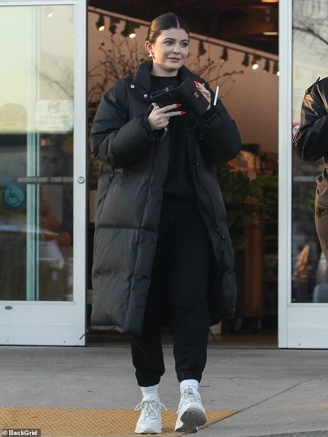 Tomboy Baddie, Kylie Jenner Outfits Casual, Kylie Jenner Street Style, Look Kylie Jenner, Puffer Jacket Outfit, Long Puffer Jacket, Kylie Jenner Outfits, Kylie Jenner Style, Long Puffer