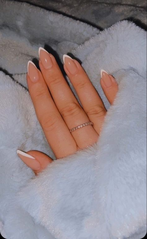 Criss Cross French Tip Nails Almond, Short French Stiletto Nails, French Tips Pointy, Pointed Almond Acrylic Nails, Point French Tip Nails, Pointed Nail Ideas, Pointy Short Nails, Short Pointed Almond Nails, French Tip Pointy Nails