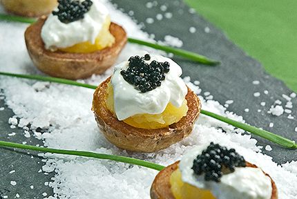 Ritzy bites - new potatoes topped with sour cream and caviar Potatoes With Sour Cream, Caviar Appetizers, Potato Appetizers, New Potatoes, Xmas Dinner, Favorite Cookbooks, Bread Appetizers, New Potato, Simply Recipes