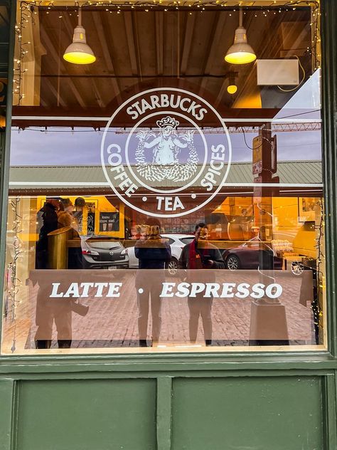 Seattle Washington Aesthetic, Flagship Store Design, Aesthetic Seattle, Washington Aesthetic, Seattle Pike Place Market, Seattle Pike Place, Seattle Aesthetic, Washington Things To Do, Store Facade