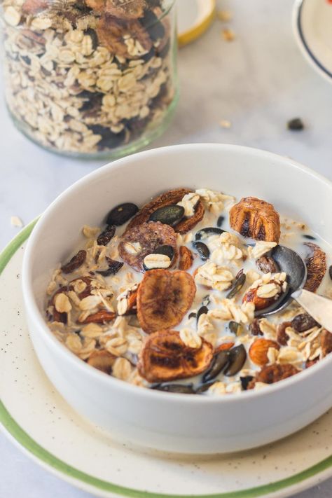 Muesli ('Müsli') Homemade Banana Chips, Healthy Breakfast Dishes, German Breakfast, Muesli Recipe, High Fiber Breakfast, Fruit Chip, Freeze Dried Fruit, A Healthy Breakfast, Homemade Muesli