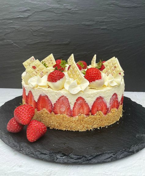 Strawberry & White Chocolate Cheesecake Decorated Cheesecake, Cheesecake Decoration, Chocolate Strawberry Cheesecake, Birthday Cheesecake, Strawberry White Chocolate, Strawberry Cheesecake Recipe, White Chocolate Strawberries, White Chocolate Cake, White Chocolate Cheesecake