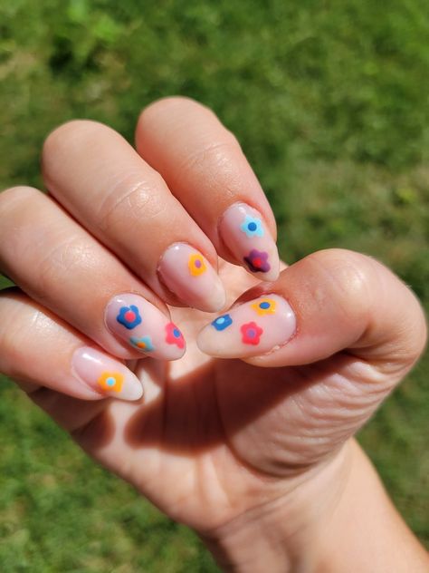 Small 70s flowers nail art on nude base Nude Base Nails, Nude Base Nail Designs, 70s Style Nails, 70s Nail Art, Disco Nails 70s, 70’s Nails, 70s Nail Designs, 70s Nails Retro, 70s Nails