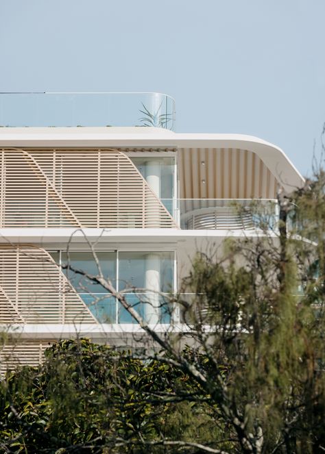 Drawing inspiration from local Norfolk pines, the latest mixed-use residential project by Koichi Takada Architects is a sculptural and sympathetic addition to its coastal location in Burleigh Heads (Queensland, Australia). The organic, overlapping architectural curves and linear screening form the basis for this responsive building with passive design principles at play. Koichi Takada, Ocean Garden, Facade Pattern, Urban Design Concept, Hospital Architecture, Norfolk Pine, Burleigh Heads, Passive Design, Parametric Architecture