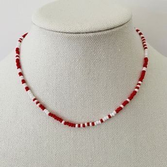 mixed with red and white , irregular order, that girl , Taylor swift , Red White Bracelet, Necklace Beaded Ideas, Bead Business, Seed Beaded Necklace, Aesthetic Jewellery, Red Beaded Necklaces, Red Bracelet, Beaded Jewelry Necklaces, Diy Jewelry Unique