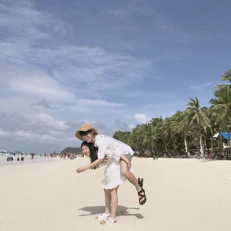 Girl Carrying Girl, Ootd Couple, Travel Pose, My Idol, Ulzzang Couple, Summer Fashion Beach, Cute Photography, Couple Relationship, Korean Couple