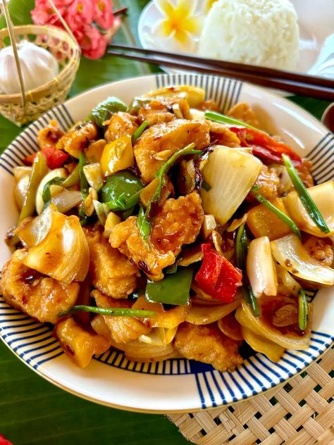 Gai Pad Prik Pao Recipe (chicken Chili Paste Stir-Fry) – Hungry in Thailand Pad Prik, Pao Recipe, Thai Chili Paste, Asian Stir Fry, Thai Foods, Thai Chili, Chinese Cooking Recipes, Fast Foods, Vietnam Food