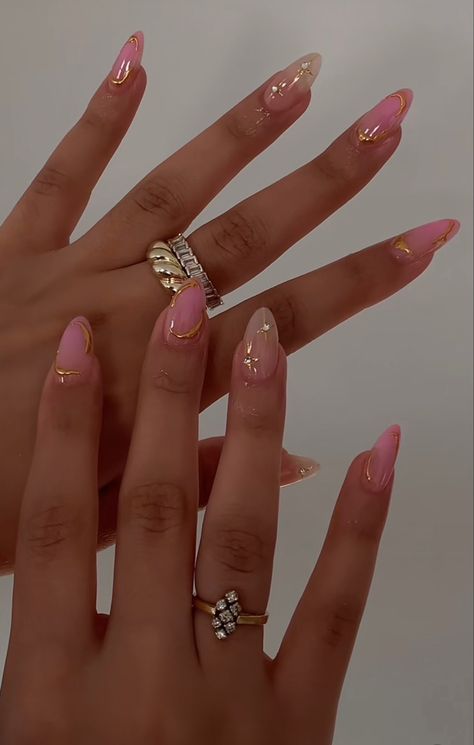 Pink And Gold Summer Nails, Almond Nail Inspo Trendy, Pink Vintage Nails, Light Pink Nails Aesthetic, Pink And Gold Nails Short, Light Pink Nails With Gold, Pink Nails With Gold, Chrome Summer Nails, Summer Chrome Nails