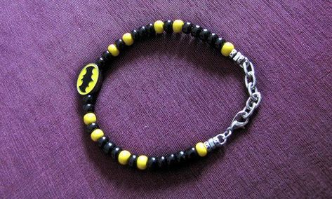 Batman Inspired, Black Beaded Bracelet, Diy Bracelet Designs, Seed Bead Bracelets, Yellow And Black, Cute Crafts, Beaded Jewelry Diy, Bracelet Patterns, Bracelet Designs