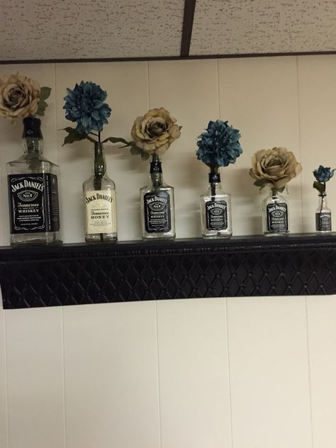 Jack Daniels bottles and flowers! Jack Daniels Kitchen Theme, Jack Daniels Crafts, Jack Daniels Bottle Decor, Jack Daniels Bottle Crafts, Jack Daniels Decor, Whiskey Bottle Crafts, Jack Daniels Bottle, Whiskey Room, Liquor Bottle Crafts