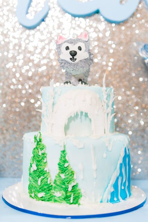 A Cool Winter Woodland Celebration for Randall | https://babyandbreakfast.ph/2018/12/28/a-cool-winter-woodland-celebration-for-randall/ Arctic Cake, Arctic Decorations, Arctic Animals Preschool Activities, Themed Baby Shower Ideas, Cake Push Pops, Happy Birthday Banner Printable, Animals Birthday Party, Winter Party Themes, Woodland Birthday Party