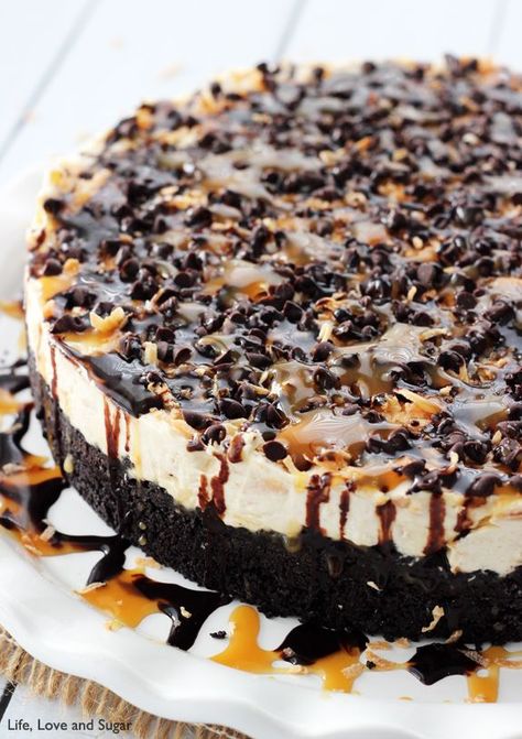 No Bake Samoa Cheesecake - no samoa's needed, so you can make it all year long! Samoa Cheesecake, Life Love And Sugar, Chocolate Graham Cracker Crust, Torte Cupcake, Chocolate Graham Crackers, Peanut Butter Brownies, Eat Dessert First, Yummy Sweets, Food Cakes