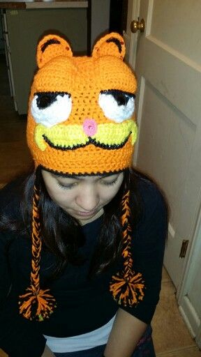 CROCHET GARFIELD HAT INSPIRED BY:  http://amray1976.blogspot.com/2013/01/crochet-garfield-hat.html Garfield Graduation Cap, Crochet Garfield Hat, Garfield Clothes, Funny Crochet Hats, Garfield Hat, Crochet Garfield, Garfield Stuff, Start Crochet, Build An Outfit