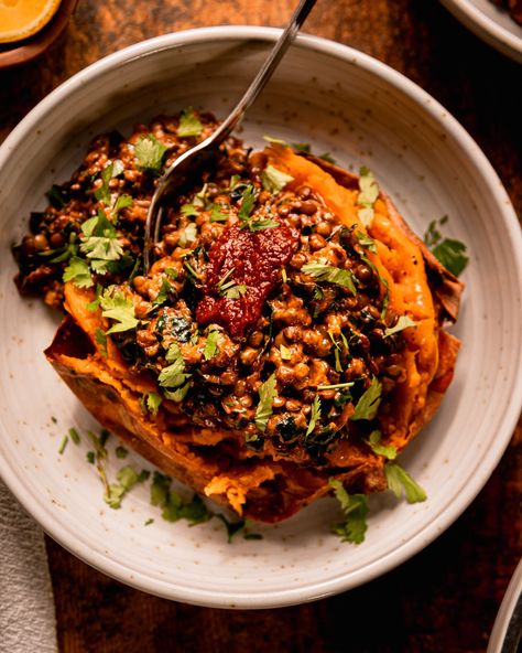 Harissa coconut lentils with finely chopped kale and roasted sweet potatoes is a hearty and flavorful vegan dinner that's ready in 1 hour. Coconut Lentils, Chopped Kale, Bowls Recipes, French Lentils, Healthy Bowls Recipes, Easy Vegan Dinner, Vegan Hummus, Salad Sauce, Healthy Bowls