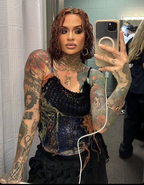 Kehlani Short Hair, Kehlani Tattoo, Kehlani Concert, Dark Disney Tattoo, Hand Tattoo Designs, Kehlani Parrish, Tattoed Women, Intelligent Women, Small Hand Tattoos