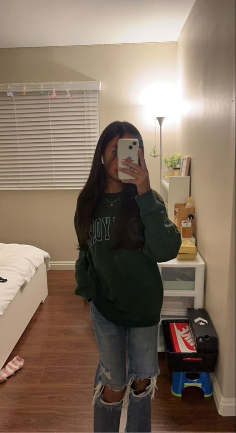 Jeans Outfit Sweatshirt, Fall Outfits Crewneck, Crewneck Fall Outfit, Outfits With Green Crewneck, Jeans With Crewneck Outfit, Crew Neck And Jeans Outfit, Dark Grey Crewneck Outfit, Fall Outfits Ripped Jeans, Outfits With Green Sweatshirt