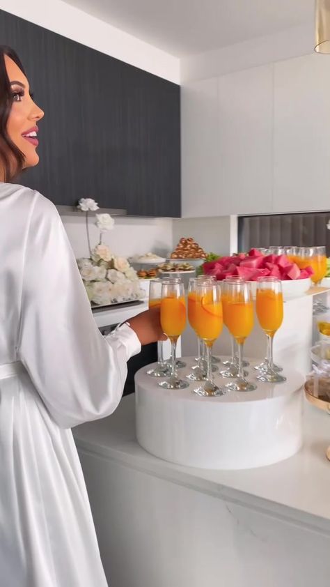 Wedding Morning Set Up, Bridal Breakfast Ideas Mornings, Bridal Breakfast Ideas, Wedding Getting Ready Food, Wedding Morning Food, Food For Bridal Party Getting Ready, Wedding Morning Breakfast Bridesmaids, Bridesmaids Breakfast, Bridal Suite Food Ideas