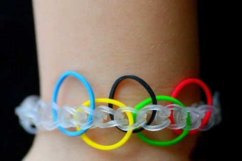 17 Game-Winning Olympics Crafts for Kids via Brit + Co Olympics Crafts For Kids, Olympic Crafts For Kids, Royal Family Kids Camp, Winter Olympics Activities, Rubber Band Charms, Kids Olympics, Olympic Crafts, Loom Love, Rubber Band Crafts