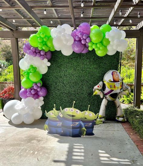 Buzz Lightyear Balloon Arch, Buzz Lightyear Balloons, Buzz Lightyear Party Decorations Diy, Buzz Lightyear Balloon Garland, Disney Balloon, Buzz Lightyear Birthday Party, Toy Story Birthday Cake, Buzz Lightyear Party, Buzz Lightyear Birthday