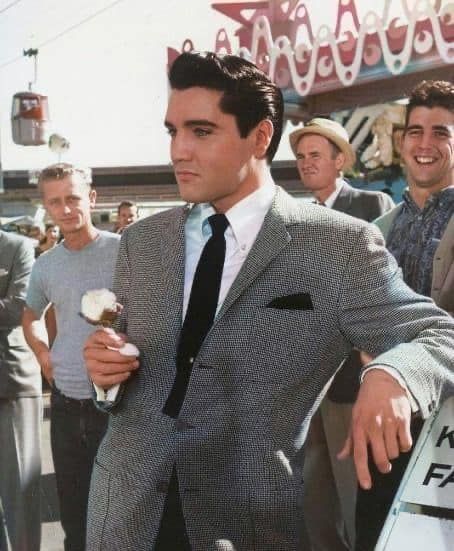 Elvis Presley Lovers | Facebook Elvis Hot Pics, Elvis Red Aesthetic, Elvis Presley 60s, Elvis Graceland, Elvis Movie, Elvis Presley Images, Young Elvis, Elvis Presley Pictures, Elvis And Priscilla