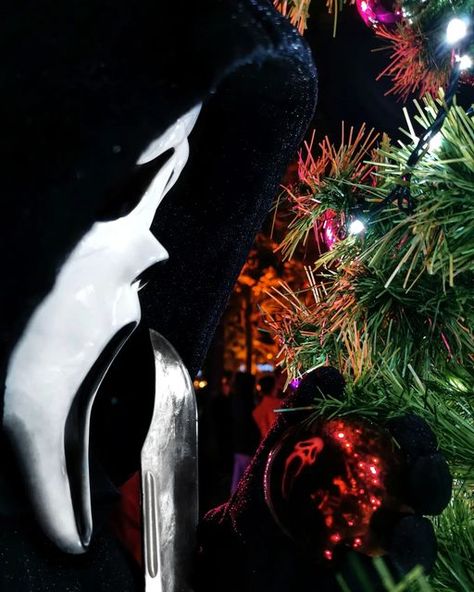 Scream Christmas Wallpaper, Ghostface Christmas, Christmas Floats, Scream Christmas, Holiday Horror, Goth Christmas, Christmas Horror, Phone Pictures, Ghostface Scream