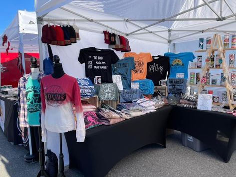 Vender Booth Ideas, Booth Display Ideas Diy, Vendor Ideas, T-shirt Display, Craft Fair Booth Display, Vendor Table, Vendor Displays, Craft Fairs Booth, Shirt Display