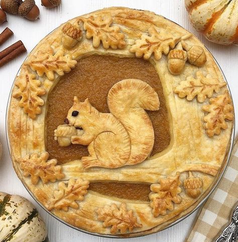 A Bakery Artist Shares a Bunch of Pie Crust Designs, and We Want to Try Them All / Bright Side Honey Crisp Apple Pie, Creative Pie Crust, Pretty Pie Crust, Fancy Pie Crust, Pumpkin Pie Crust, Pie Crust Art, Creative Pies, Decorative Pie Crust, Pie Crust Designs