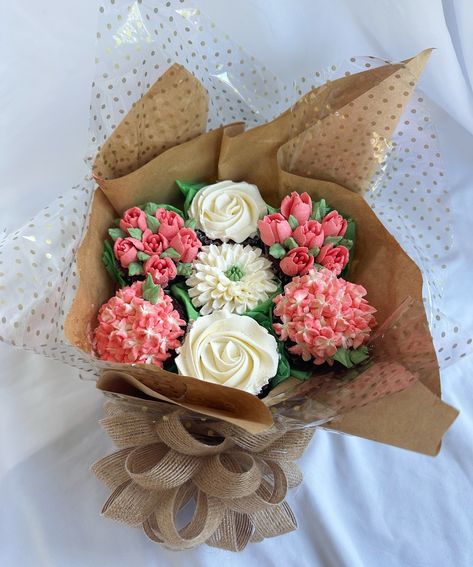 🌷💐 Mothers Day Cupcake Bouquet 💐🌷 Only 9 more days till Mothers Day, so get her a bouquet she can eat! ~Place your orders now, last day to order will be Thursday, May 9th. Pickup will be on Saturday, May 11th. ~I will be doing a bouquet of 7 cupcakes and ONE flavor of your choice. You can choose between : •Lemon Blueberry •Vanilla •Chocolate •Espresso ~Dm me to place an order 🩷 Blueberry Cupcakes Decoration, Mothers Day Cupcake Bouquet, Flower Cupcakes Bouquet, Cupcake Bouquet Diy, Flower Bouquet Cupcakes, Cupcakes Bouquet, Bouquet Cupcakes, Cupcake Flower Bouquets, Cupcake Flower