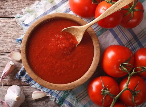 This tomato sauce recipe is exactly what you need to add to every pasta, pizza, chicken, and veggie dish. It's easy to make and low-cal, too! Napolitana Sauce, Aubergine Pasta, Homemade Ketchup Recipes, Italian Tomato Sauce, Ketchup Recipe, Homemade Ketchup, Tomato Sauce Recipe, Homemade Tomato Sauce, Sauce Tomate