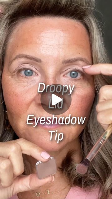 Big Eyelids, Make Eyes Bigger, Makeup For Small Eyes, Baggy Eyes, Eye Shadow Application, Hooded Eyelids, Deep Set Eyes, Simple Eyeshadow, Simple Makeup Tips